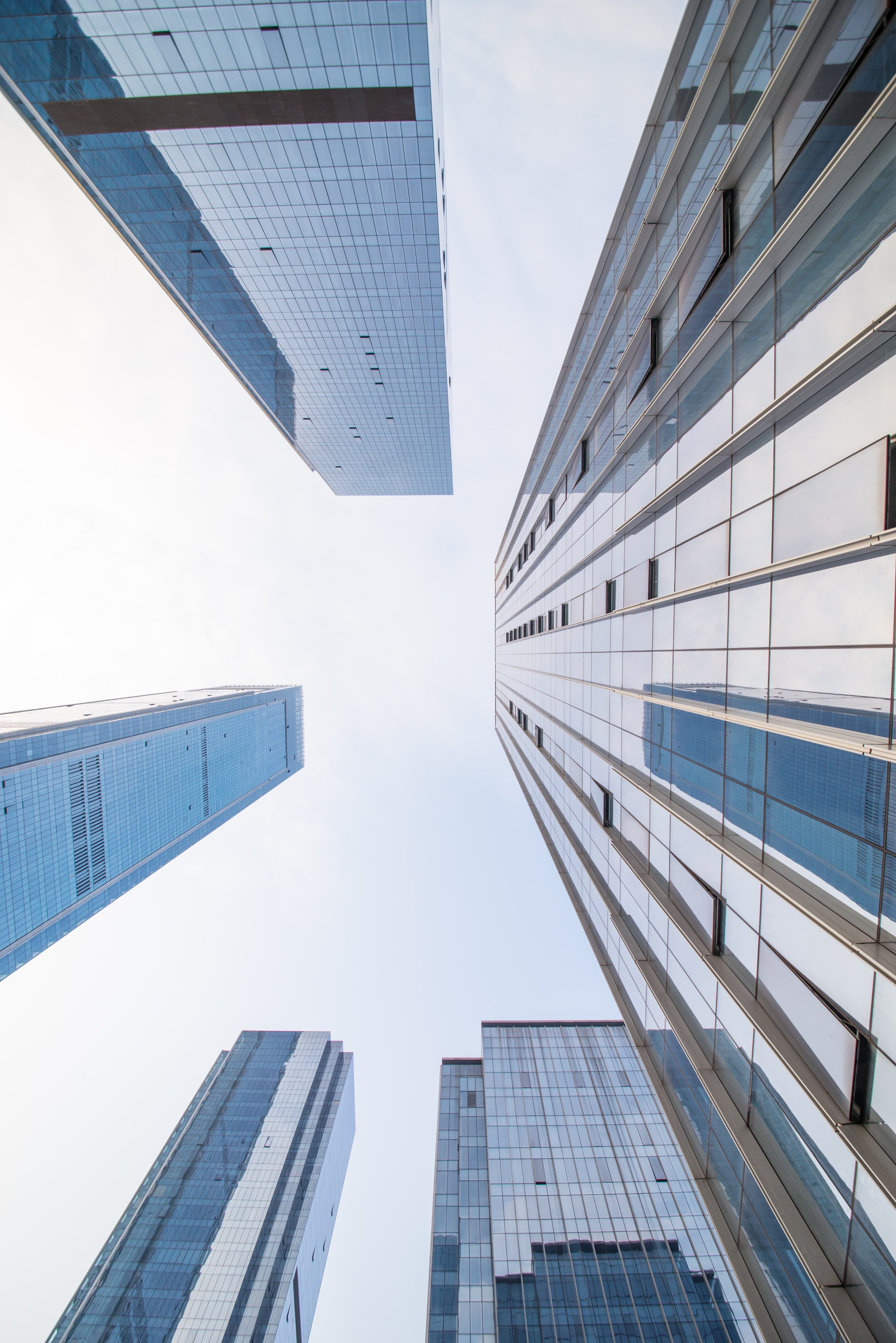 Vista inferior de edifícios corporativos